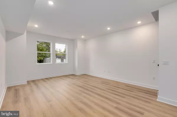 Philadelphia, PA 19133,1028 W ARIZONA ST #2