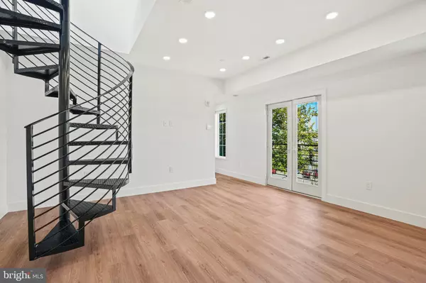 Washington, DC 20003,716 L ST SE #403