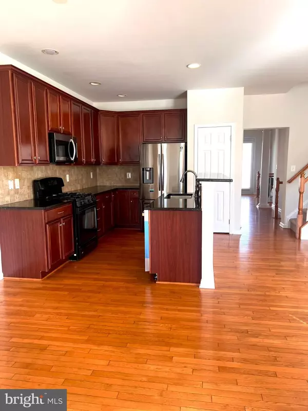 Chantilly, VA 20152,25205 LARKS TER