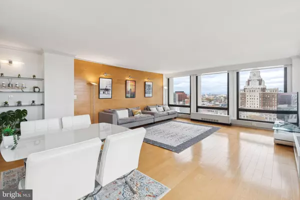 Philadelphia, PA 19106,210 LOCUST ST #15AW