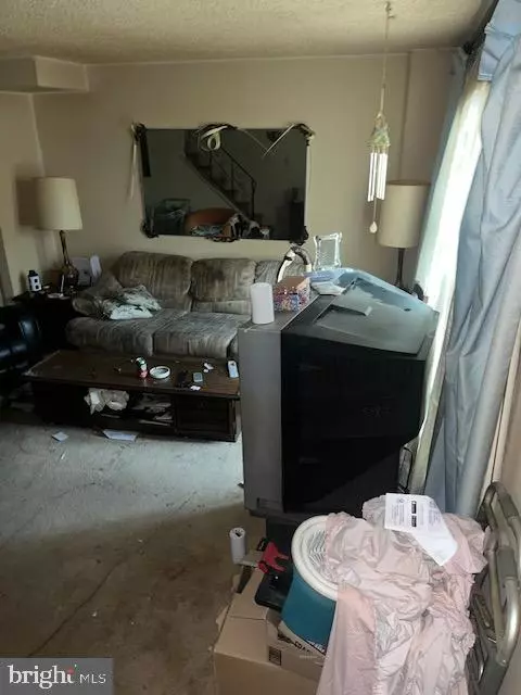 Philadelphia, PA 19153,8027 POMPEY PL