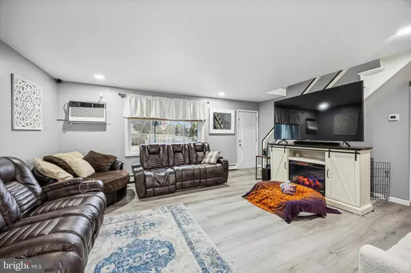 Levittown, PA 19055,2 RED MAPLE LN