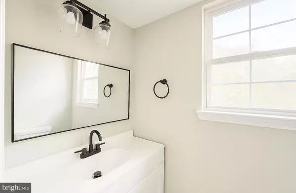 Hammonton, NJ 08037,687 FAIRVIEW AVE