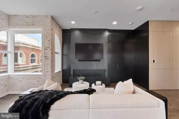 Alexandria, VA 22314,625 SLATERS LN #402