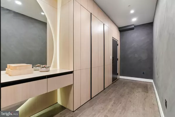 Alexandria, VA 22314,625 SLATERS LN #402