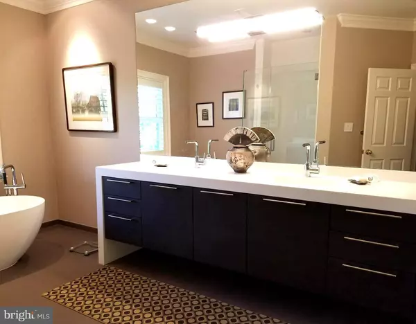 Falls Church, VA 22043,2003 MAYFAIR MCLEAN CT