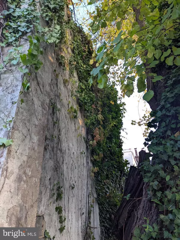 Camden, NJ 08105,341 MARLTON AVE