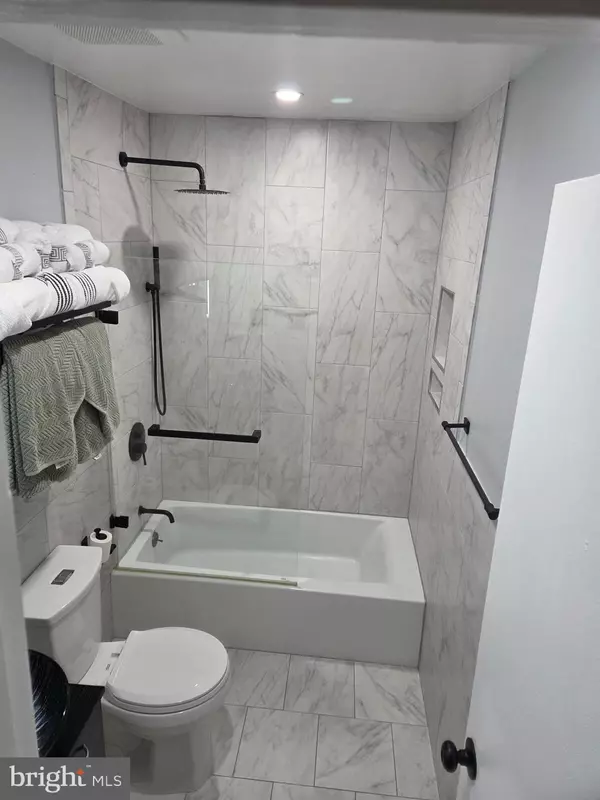 Hamilton, NJ 08690,704 SILVER CT