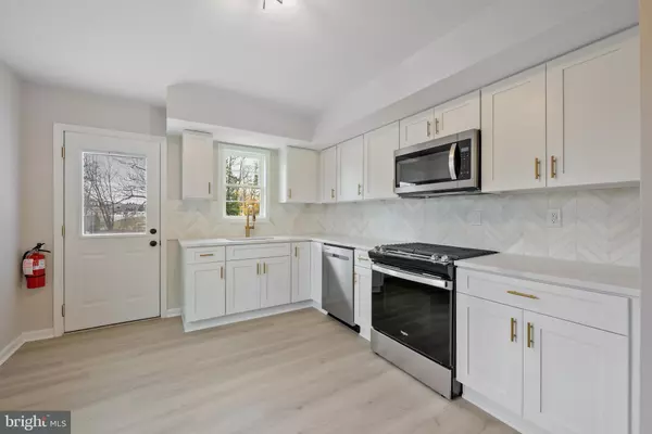 Sicklerville, NJ 08081,9 DEB LYNN DR