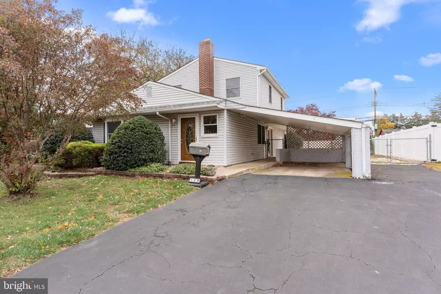 29 GRACEFUL LN, Levittown, PA 19055