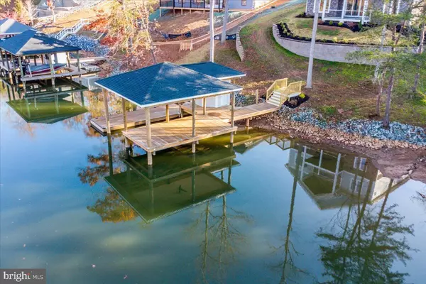 Moneta, VA 24121,172 LAKEWATCH CIR