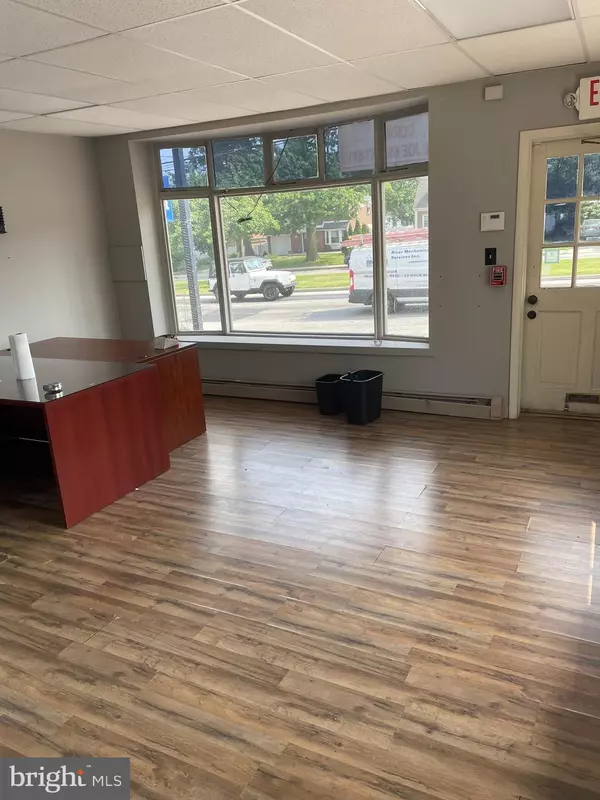 Havertown, PA 19083,737 WEST CHESTER PIKE #2