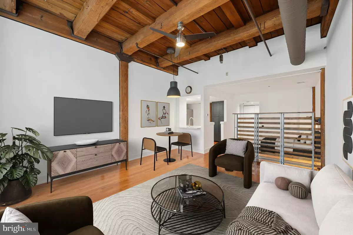 Philadelphia, PA 19106,301 RACE ST #308