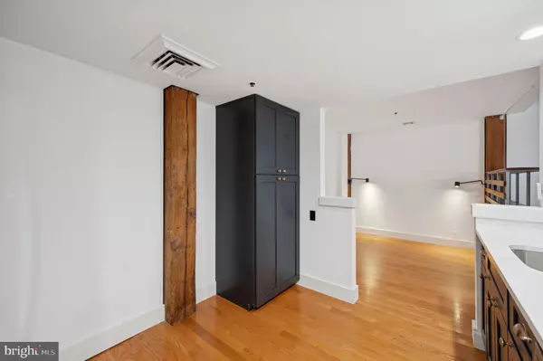 Philadelphia, PA 19106,301 RACE ST #308