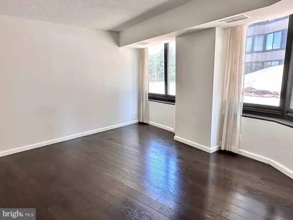 Arlington, VA 22202,1200 CRYSTAL DR #214