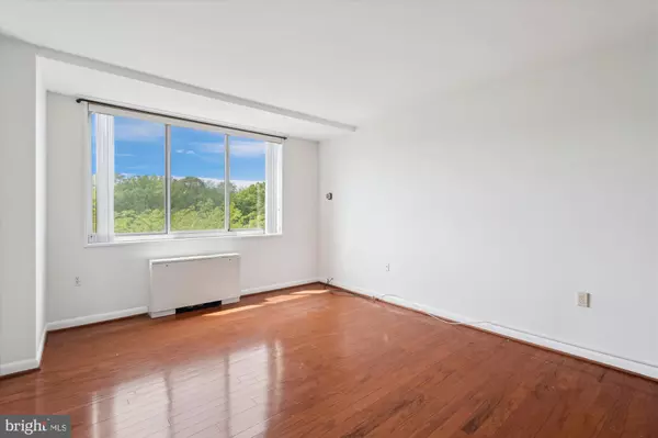 Rockville, MD 20852,10401 GROSVENOR PL #825