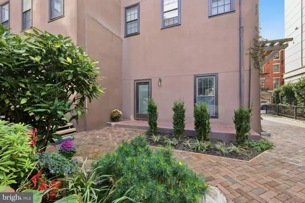 Philadelphia, PA 19106,301 RACE ST #C010