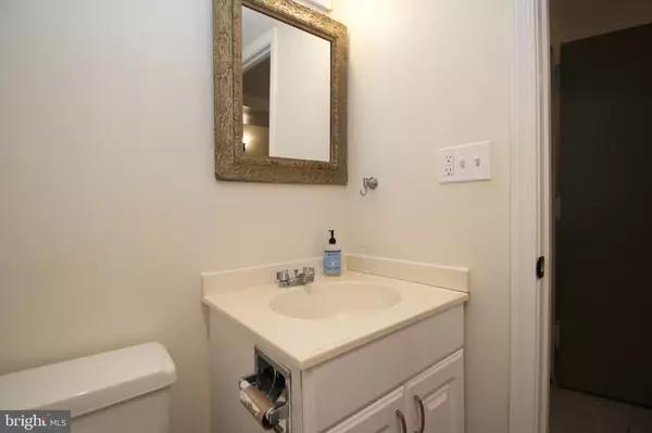 Mclean, VA 22102,7640 PROVINCIAL DR #204