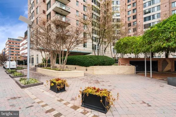 Arlington, VA 22203,851 N GLEBE RD #1011