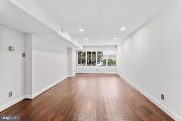 Alexandria, VA 22304,5340 HOLMES RUN PKWY #107