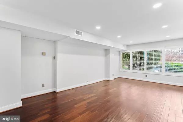 Alexandria, VA 22304,5340 HOLMES RUN PKWY #107