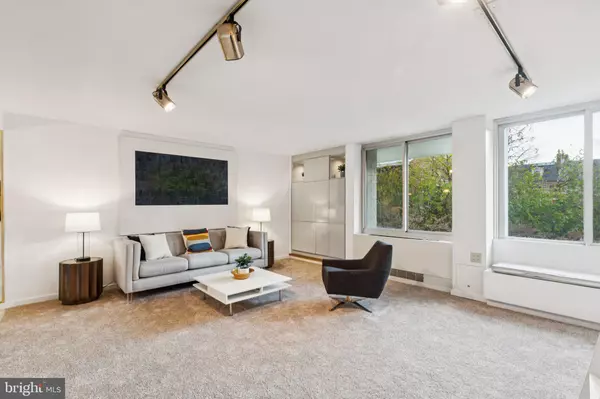 Philadelphia, PA 19106,604-36 S WASHINGTON SQ #105