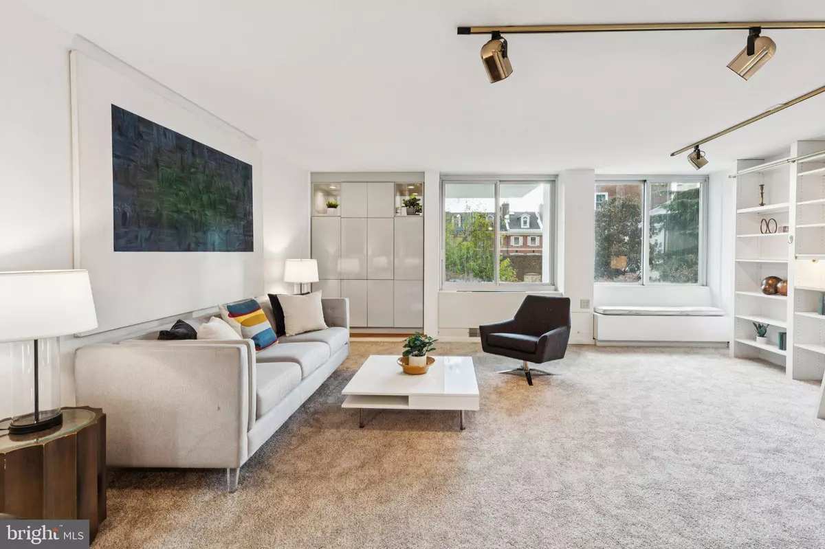 Philadelphia, PA 19106,604-36 S WASHINGTON SQ #105