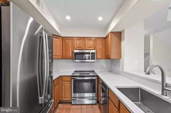 Alexandria, VA 22315,7006 ELLINGHAM CIR #49