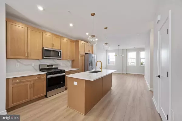 Chantilly, VA 20151,14377 GLEN MANOR DR