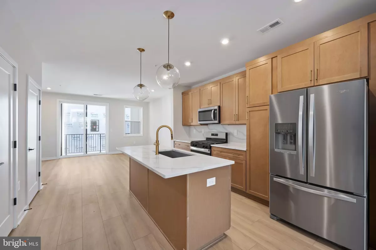 Chantilly, VA 20151,14377 GLEN MANOR DR