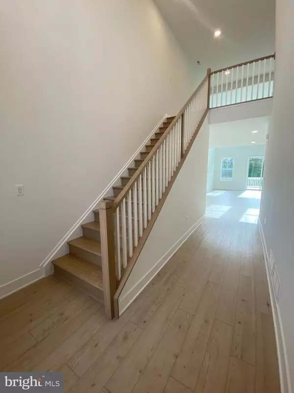 West Windsor, NJ 08550,6 MEADE DR