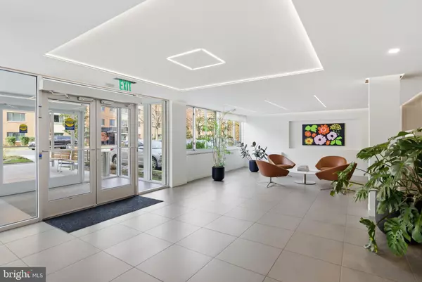 Arlington, VA 22202,1301 S ARLINGTON RIDGE RD #610