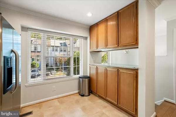 Lorton, VA 22079,8316 LINDEN OAKS CT