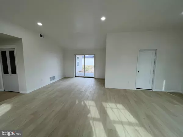 Levittown, PA 19054,30 MISTLETOE LN