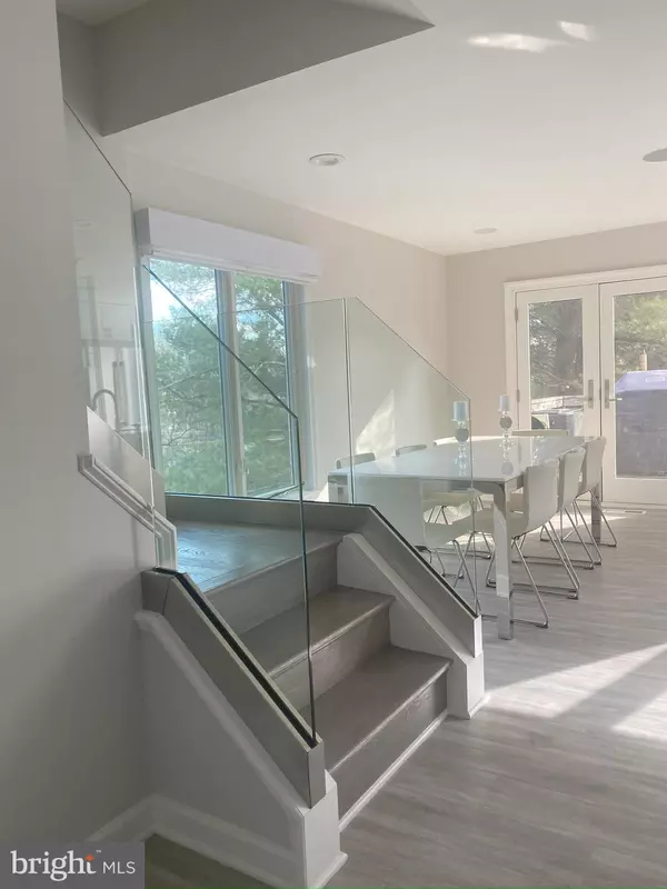 North Bethesda, MD 20852,5985 VALERIAN