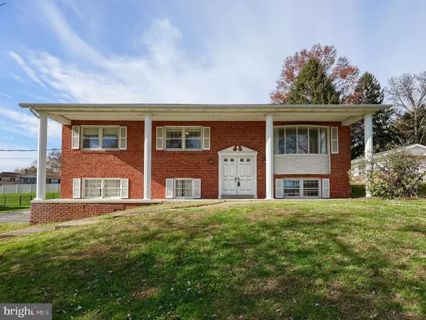 90 CHURCHILL DR, York, PA 17403