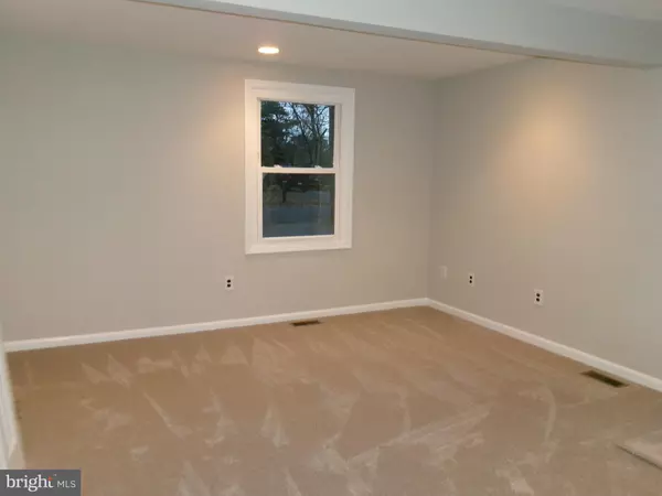 Williamstown, NJ 08094,323 WOODLAWN AVE