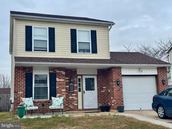 8 HONEYSUCKLE DR, Newark, DE 19702