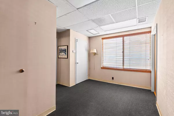 Washington, DC 20037,3 WASHINGTON CIR NW #206