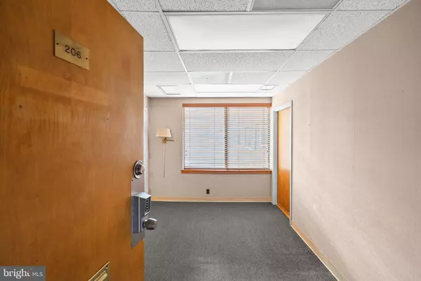 Washington, DC 20037,3 WASHINGTON CIR NW #206