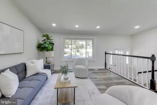 Triangle, VA 22172,18905 RED OAK LN