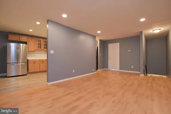 Burlington, NJ 08016,302 GARNET DR