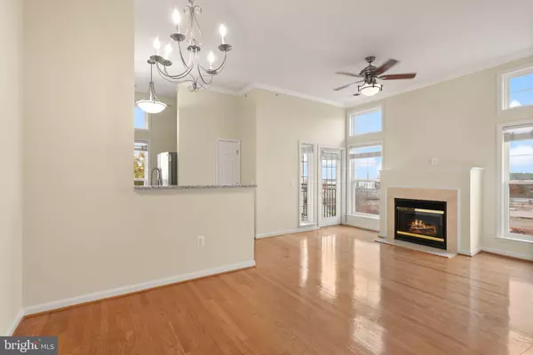 Chantilly, VA 20151,3840 LIGHTFOOT ST #449