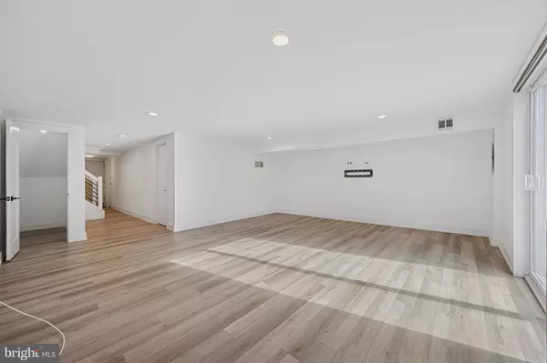 Philadelphia, PA 19128,833 GREEN VALLEY DR