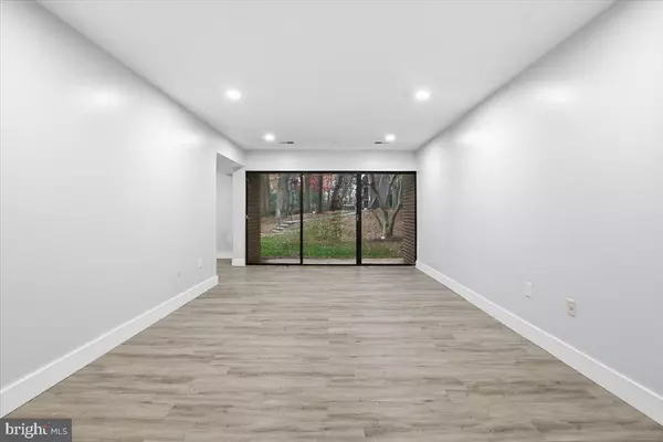 Fairfax, VA 22031,9713 KINGS CROWN CT #1