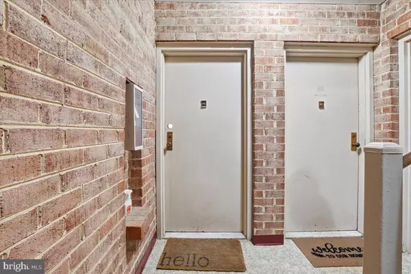 Fairfax, VA 22031,9713 KINGS CROWN CT #1