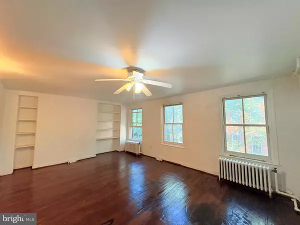 Philadelphia, PA 19107,916 CLINTON ST #3F