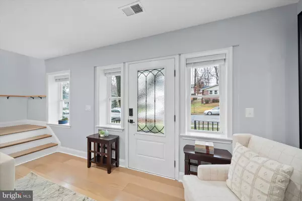 Vienna, VA 22180,707 MEADOW LN SW