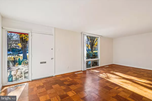 Bethesda, MD 20814,5005 BATTERY LN