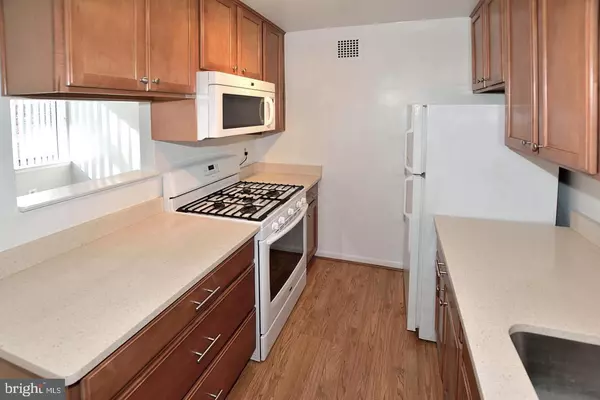 Arlington, VA 22207,4390 LORCOM LN #210